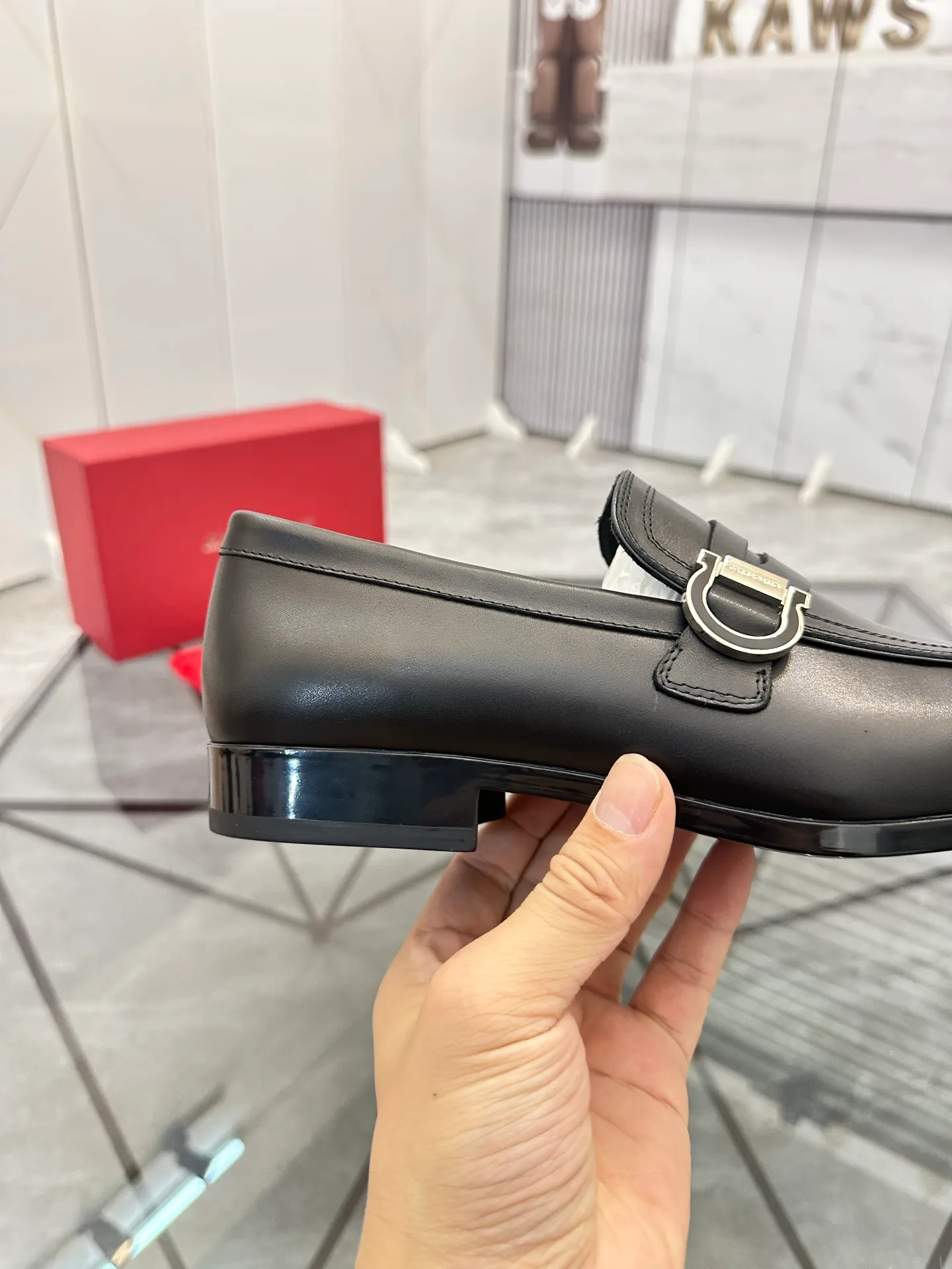 Men's shoes: 💰P640¥ High-end quality Product trademark: Ferragamo* "Ferragamo*" leather shoes Regular size: 38-44 (can be customized to 45.46.) Product materials: imported first-layer cowhide leather upper, cowhide lining, original outsole. Number: 688